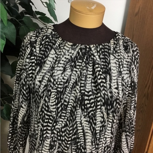 H & M size 2 black white and gray dress
Body is lined arms are not
3/4 s… - Picture 12 of 16